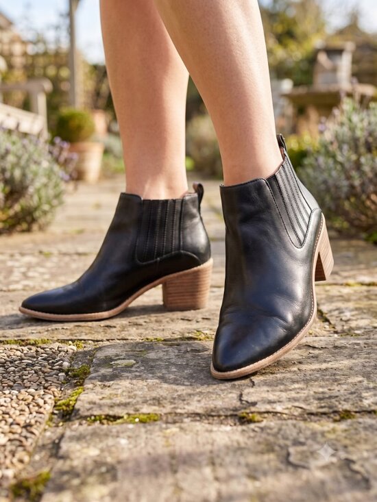 Madewell Shoes - Madewell black leather chelsea boots